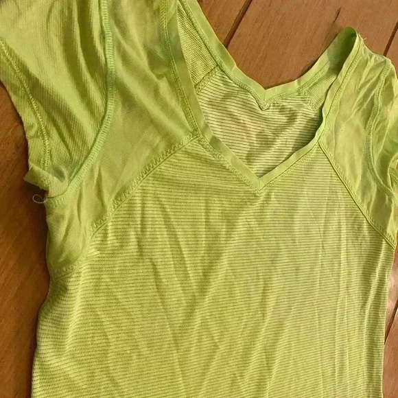 Lululemon Womens Short Sleeve Activewear Top Light Lime Green size 4 - Picture 4 of 9
